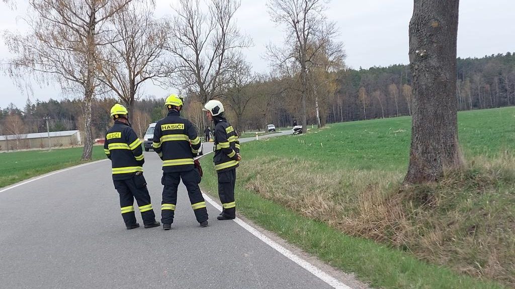 Nárazy aut do stromů na jihu Čech nepřežili dva lidé, jednou z obětí bylo dítě